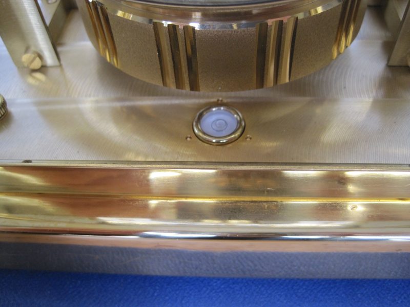 Atmos clock case, view of the levelling bubble